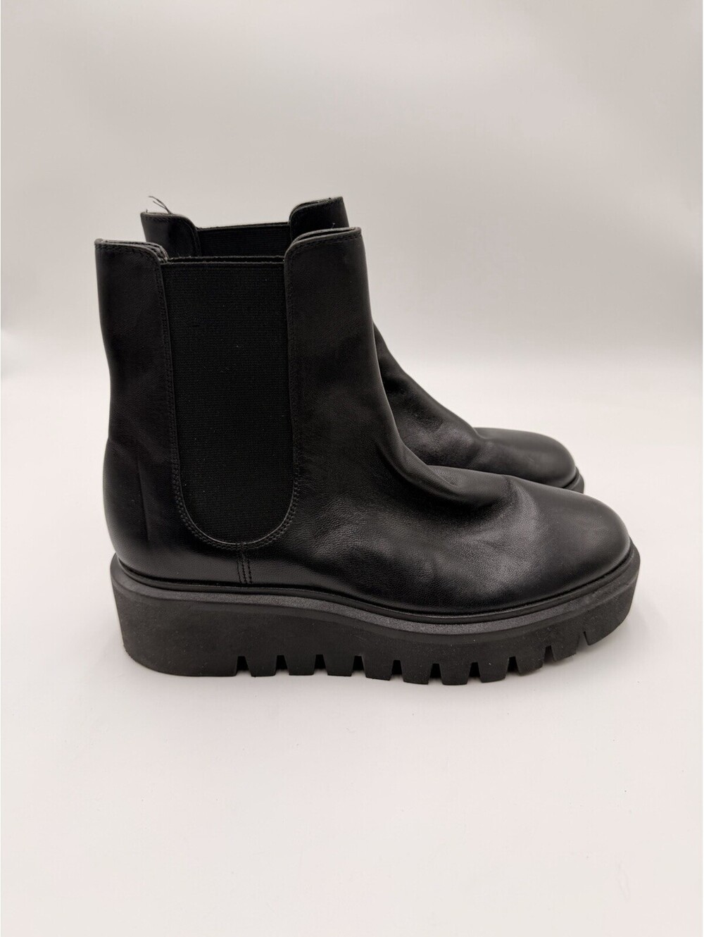 Stuart Weitzman Chalet Lug leather Chelsea boots in black Size 7B